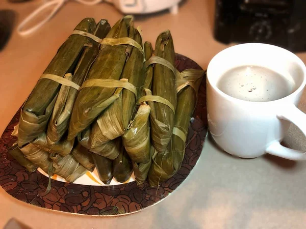Hög Med Suman Tallrik Och Kopp Kaffe Suman Filippinsk Dessert — Stockfoto