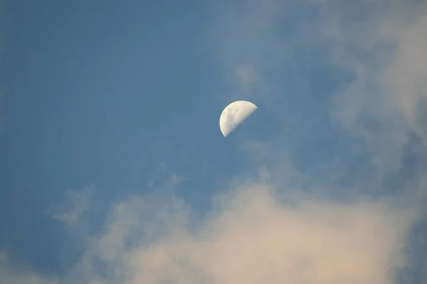 Half Moon Blue Sky White Clouds Background — Stock Photo, Image