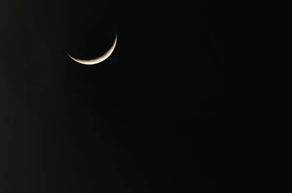 背景是黑天的新月形月亮 — 图库照片