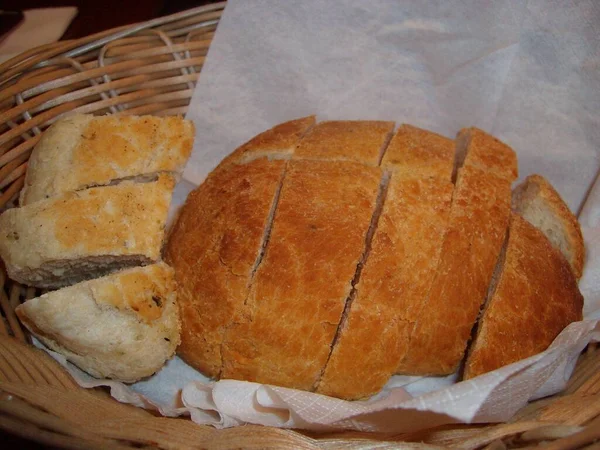 Pokrojony Chleb Zakwaszony Koszyku Wyłożonym Serwetkami — Zdjęcie stockowe