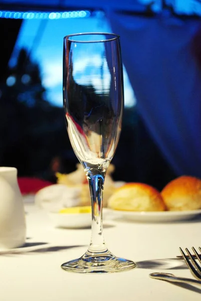 Leeg Wijnglas Met Vers Brood Achtergrond — Stockfoto