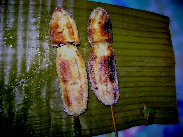 Zwei Stangen Ginanggang Oder Aufgespießte Bananen Auf Einem Bananenblatt — Stockfoto