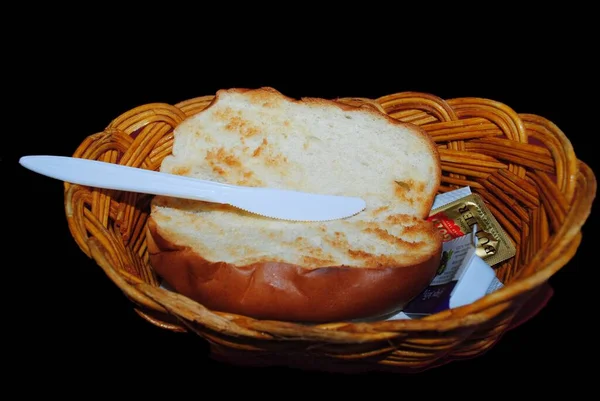 Pokrojony Chleb Białym Plastikowym Nożem Masła Małymi Paczkami Masła — Zdjęcie stockowe