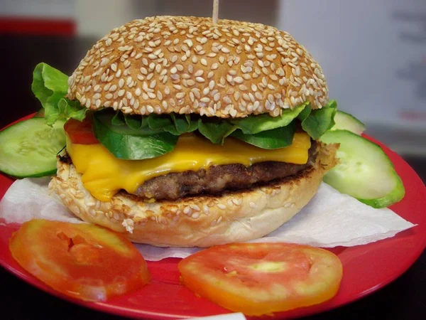 Zbliżenie Hamburgera Serem Nasionami Sezamu Czerwonym Poszyciu — Zdjęcie stockowe