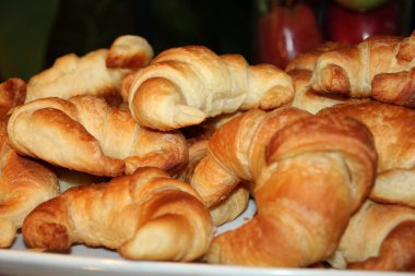 Beyaz bir tabakta kruvasanlar, yakın plan, seçici odaklanma