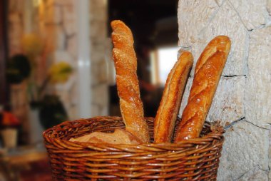 Bagetler sepetin içinde taş bir duvarın arkasında.