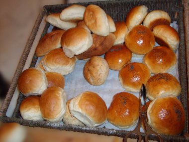 Ekmek bir fırının tezgahında bir sepette yuvarlanıyor..