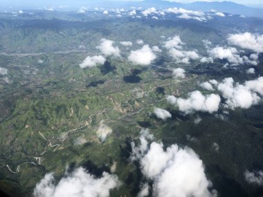 Filipinler, Bukidnon 'daki uçak manzarası, dağlarda kıvrılan yollar.. 
