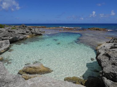 Kuzey Mariana Adaları, Rota 'da yüzme deliği. Suda yüzen birinin ayakları var..