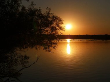 Gölün suyuna yansıyan güzel bir gün batımı.. 