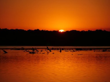 Yazın gölün üzerinde güzel bir günbatımı. Güzel doğa manzarası.
