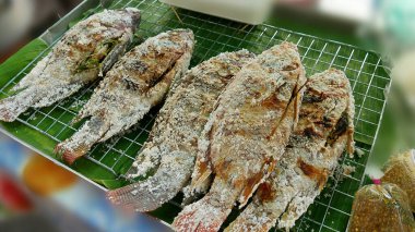 Pişmiş, tuzlanmış balıklar tel tepside soğuyor..