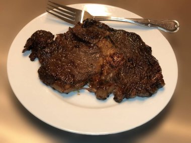 Çatal ve bıçakla ızgara biftek..