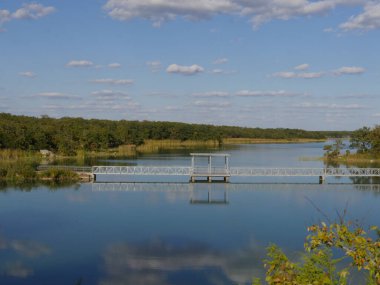 Murray Gölü manzaralı ve suya yansıyan bir köprü..