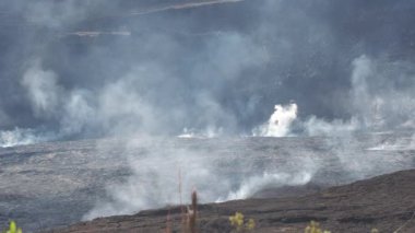 Hawaii Volkanları Ulusal Parkı, Büyük Ada, Hawaii Yanardağı 'ndaki patlamadan sonraki Klauea volkan kraterinin sabit görüntüleri.