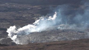 Kilauea Volkanı 'nın geniş çaplı görüntüleri. Büyük Ada, Hawaii' deki kraterden yükselen buharla birlikte.