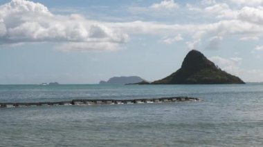Çin Şapkası olarak da bilinen Mokolii 'nin Kualoa Bölgesel Parkı, Oahu, Hawaii' den sürekli görüntüleri