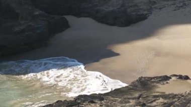 Yakından, Halona Sahili Koyu 'nun beyaz kumlarının hava görüntüleri, Hawaii' de popüler bir çekim yeri..