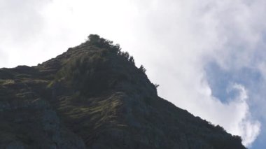 Nu 'uanu Pali Gözcüsü, Honolulu' daki bir dağ zirvesinin görüntüleri yakınlaştırılıyor.