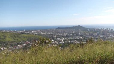 Tantalus Gözcüleri 'nden Honolulu' nun Elmas Kafalı Krateri 'yle sürekli görüntüsü. 