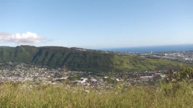 Tantalus Gözcüleri 'nden Honolulu' nun elmas başlıklı krateriyle orta ölçekli görüntüsü. 