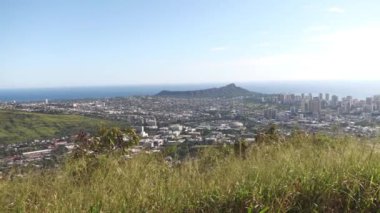 Tantalus Gözcüleri 'nden Honolulu ve Diamond Head Krateri' nin görüntülerini izliyoruz. 