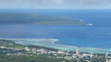Saipan ve Tinian 'ın hava görüntüleri Saipan Kanalı, Kuzey Mariana Adaları tarafından ayrıldı..