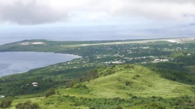 Saipan 'ın güney kıyısının havadan görünüşü, Saipan Uluslararası Havaalanı pisti görünürde.