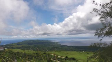 Saipan 'ın kuzey kısmının havadan görünüşü, Kuzey Mariana Adaları, gökyüzünde muhteşem bulutlar 