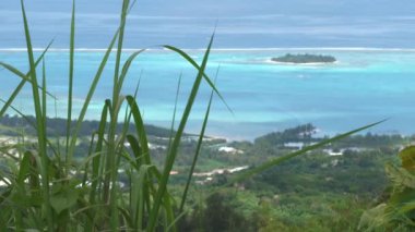 Saipan gölü ve Managaha Adası, Saipan, Kuzey Mariana Adaları manzaralı el kamerasıyla çekilmiş.. 