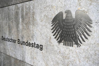 Berlin, Almanya - 03 Kasım 2022: Alman Bundestag (Deutscher Bundestag) logosu Eingang Wilhelmstrabe binasında