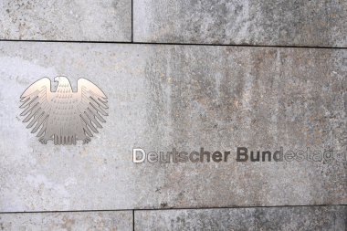Berlin, Almanya - 03 Kasım 2022: Alman Bundestag (Deutscher Bundestag) logosu Eingang Wilhelmstrabe binasında
