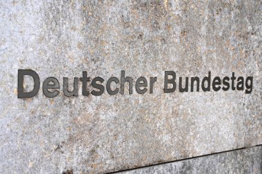 Berlin, Almanya - 03 Kasım 2022: Alman Bundestag (Deutscher Bundestag) logosu Eingang Wilhelmstrabe binasında