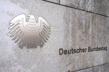Berlin, Almanya - 03 Kasım 2022: Alman Bundestag (Deutscher Bundestag) logosu Eingang Wilhelmstrabe binasında