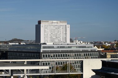 Berlin, Almanya - 02 Kasım 2022: Charite Hastanesi 'ndeki Bundestag' ın kubbesinden görüntü. Kampüs Charite Mitte (CCM) ana binası.