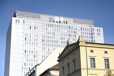 Berlin, Almanya - 03 Kasım 2022: Berlin 'deki Charite Hastanesi ana binası. Kampüs Charite Mitte (CCM) ana binası.