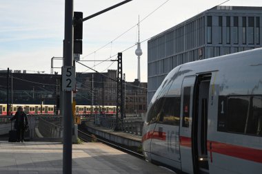 Berlin, Almanya - 03 Kasım 2022: Berlin Merkez İstasyonundaki İnsanlar - Berlin Hauptbahnhof.