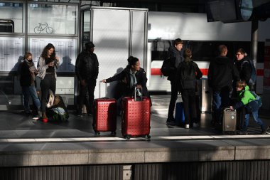 Berlin, Almanya - 03 Kasım 2022: Berlin Merkez İstasyonundaki İnsanlar - Berlin Hauptbahnhof.