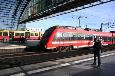Berlin, Almanya - 03 Kasım 2022: Berlin Merkez İstasyonundaki İnsanlar - Berlin Hauptbahnhof.