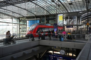 Berlin, Almanya - 03 Kasım 2022: Berlin Merkez İstasyonundaki İnsanlar - Berlin Hauptbahnhof.