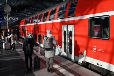 Berlin, Almanya - 03 Kasım 2022: Berlin Merkez İstasyonundaki İnsanlar - Berlin Hauptbahnhof.