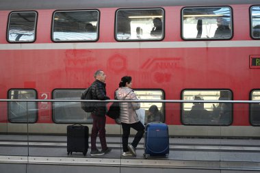 Berlin, Almanya - 03 Kasım 2022: Berlin Merkez İstasyonundaki İnsanlar - Berlin Hauptbahnhof.