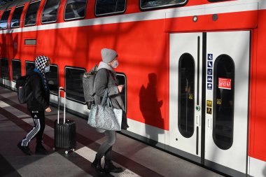 Berlin, Almanya - 03 Kasım 2022: Berlin Merkez İstasyonundaki İnsanlar - Berlin Hauptbahnhof.