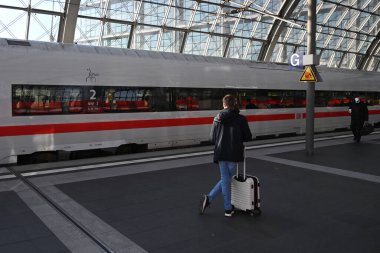 Berlin, Almanya - 03 Kasım 2022: Berlin Merkez İstasyonundaki İnsanlar - Berlin Hauptbahnhof.