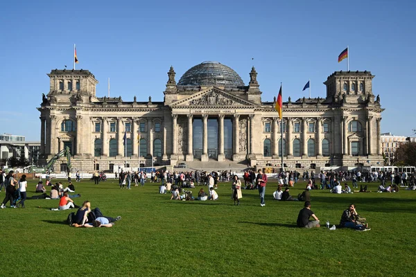 Berlin Germany October 2022 People Relax Gras German Bundestag Reichstag — Stock Photo, Image