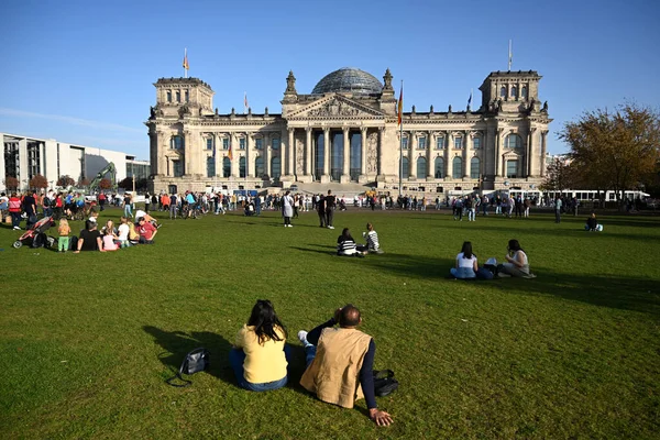 Berlin Germany October 2022 People Relax Gras German Bundestag Reichstag — Stock Photo, Image