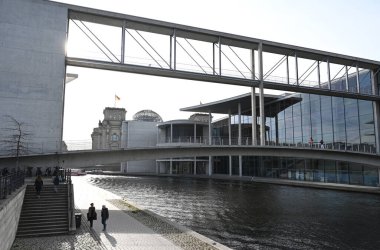 Berlin, Almanya - 3 Kasım 2022: Berlin 'deki Paul Loebe Binası yakınları.