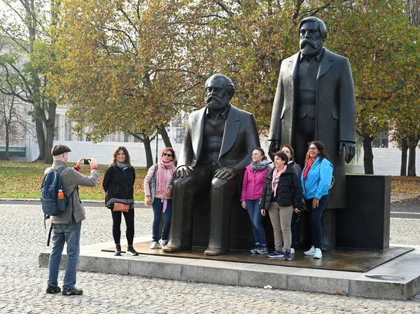 Berlín Alemania Octubre 2022 Gente Toma Fotos Cerca Estatua Karl —  Fotos de Stock