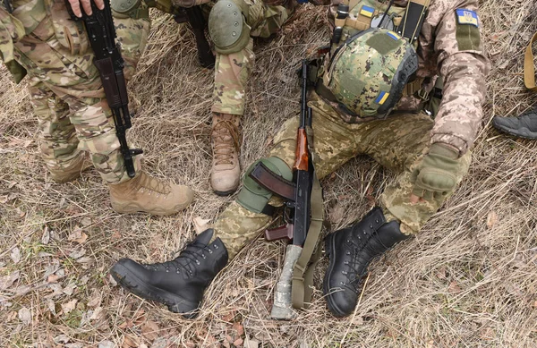Żołnierze Karabinami Szturmowymi Ukraińscy Żołnierze — Zdjęcie stockowe