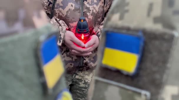 Een Oekraïense Seviceman Houdt Een Kaars Vast Oekraïense Vlag Militair — Stockvideo